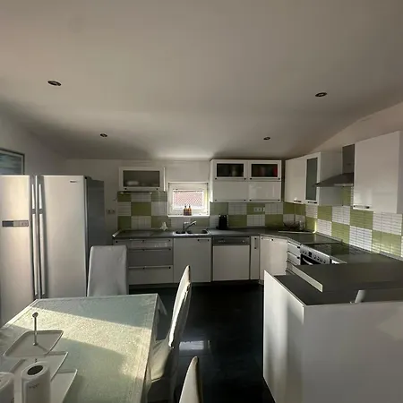 דירה Meri שיבניק